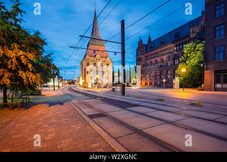 Rostock, Alemania. Imagen de ciudad de Rostock, Alemania durante la hora azul crepúsculo.