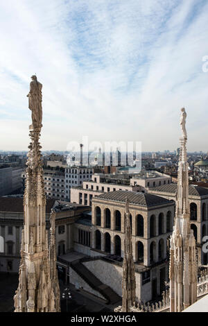 Italia, Lombardía, Milán, paisaje urbano desde la azotea del Duomo Foto de stock