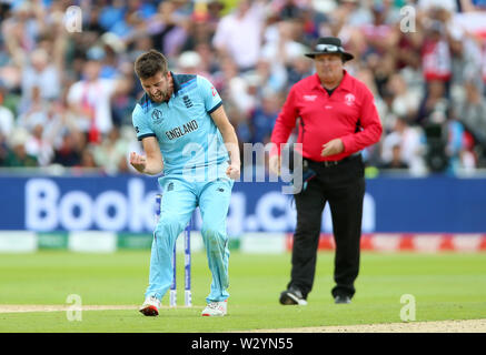 Mark Wood de Inglaterra celebra teniendo el wicket de Australia Jason Behrendorff durante la Copa Mundial de la ICC, Semifinales en Edgbaston, Birmingham.