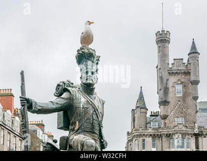 Gordon Highlanders estatua por Mark Richards, Castlegate, Aberdeen, Escocia, Reino Unido, con gull & Ciudadela edificio