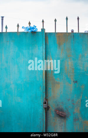Turquoise soportó la puerta metálica con una puerta buscar