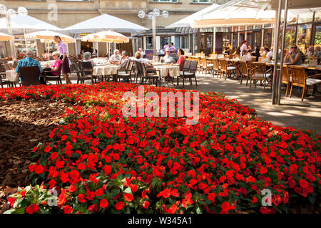 La terraza de la cafetería Reichard, cerca de la catedral de Colonia, Alemania. Terrasse des Cafe Reichard am Dom, Koeln, Deutschland.