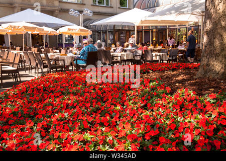 La terraza de la cafetería Reichard, cerca de la catedral de Colonia, Alemania. Terrasse des Cafe Reichard am Dom, Koeln, Deutschland.