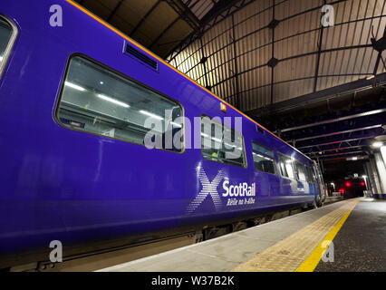 Clase Scotrail 158 Express tren sprinter en Glasgow Queen Street Station mostrando el logotipo de Scotrail Foto de stock