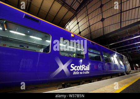 Clase Scotrail 158 Express tren sprinter en Glasgow Queen Street Station mostrando el logotipo de Scotrail Foto de stock