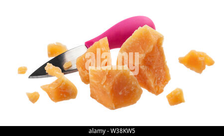 Cortar trozos de queso parmesano y el cuchillo de cocina aislado sobre fondo blanco. Foto de stock