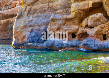 Matala BEACH CLIFF con cuevas, en la isla de Creta, Grecia Foto de stock