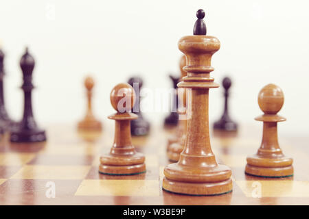 Piezas de ajedrez: 32 piezas de marfil rojo y blanco sin placa., número  completo de piezas de un juego de ajedrez. 16 Cortar trozos de marfil que  se han hecho con un