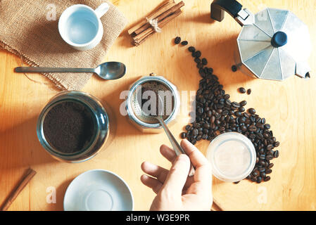 Cafetera Y Taza De Café Con Granos De Café En La Mesa De Madera Fotos,  retratos, imágenes y fotografía de archivo libres de derecho. Image 79234023