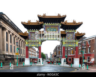Chinatown Gate (paifang), Nelson Street, Liverpool, Reino Unido, entrada a la casa de la comunidad china más antigua de Europa.