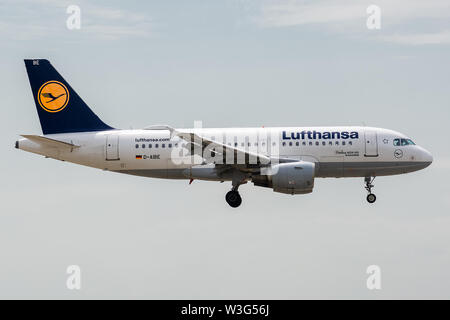 D-AIBE, 11 de julio de 2019, Airbus A319-112-4511 aterrizando en el Aeropuerto Paris Roissy Charles de Gaulle pistas al final de Lufthansa LH2230 vuelo desde Munich Foto de stock