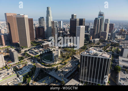 Los Angeles, California, USA - Agosto 6, 2016: antena de tarde de los edificios y las calles en el centro de Los Angeles.