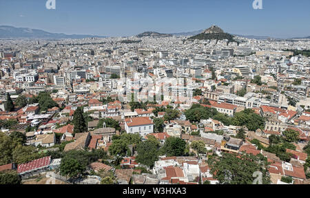 Vista superior de la panorámica sobre la ciudad de Atenas desde la colina de la acrópolis Foto de stock