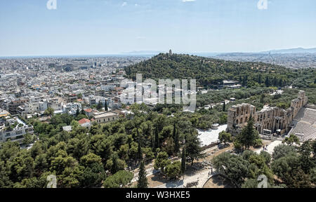 Vista superior de la panorámica sobre la ciudad de Atenas desde la colina de la acrópolis Foto de stock
