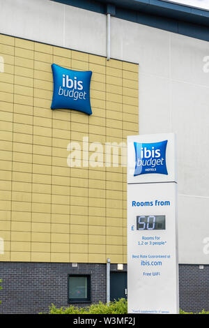 Ibis precio presupuesto pantalla (£50 por habitación) fuera un presupuesto Ibis hotel en Southampton, Inglaterra, Reino Unido. Foto de stock