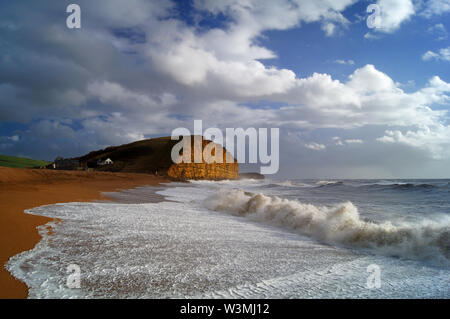 Reino Unido, Dorset, Costa Jurásica, West Bay en un tormentoso día de invierno Foto de stock