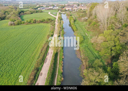 Vista aérea de la restaurada Berks y Wilts canal cerca de Wootton Bassett en Wiltshire