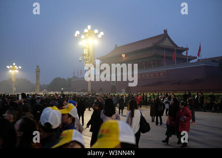 Mucha gente con cámaras y teléfonos móviles fuera de la Ciudad Prohibida en Beijing al amanecer Foto de stock
