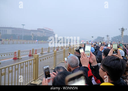 Mucha gente con cámaras y teléfonos móviles fuera de la Ciudad Prohibida en Beijing Foto de stock