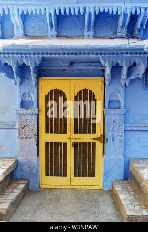 Antigua puerta de madera tallada en la ciudad azul de Jodhpur. Rajastán. La India