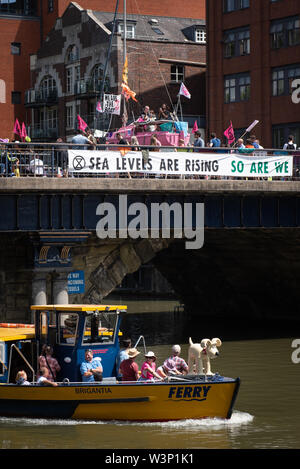 Bristol, Reino Unido. El 15 de julio de 2019. Cientos de extinción rebelión manifestantes bloquean Puente Bristol con un barco de vela rosa y marcha por las calles