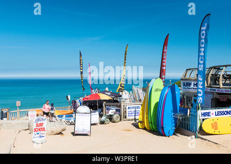 Banners de publicidad colorida Fistral Surf coches en Fistral Beach en Newquay en Cornualles. Foto de stock