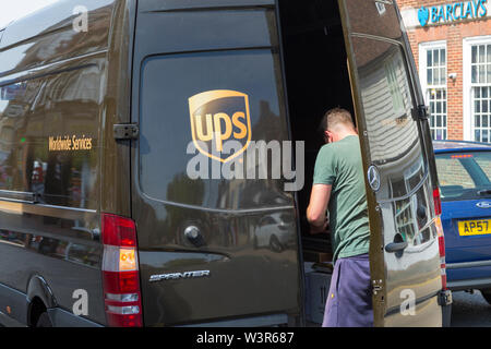 Controlador de entrega de UPS en la parte trasera de una camioneta de ups, reino unido Foto de stock