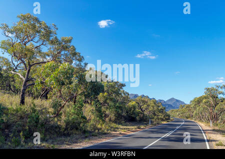 Grampians Road (C216) en el Parque Nacional Grampians, Victoria, Australia
