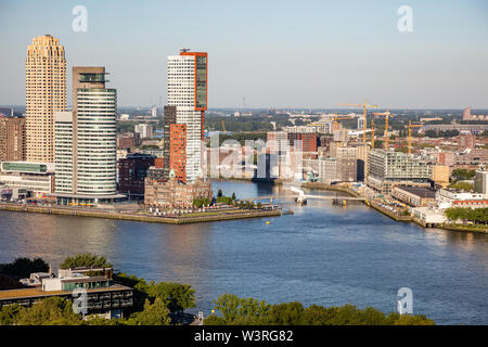 Vista aérea de la ciudad de Rotterdam. Paisaje y río Maas, día soleado de verano, vista desde la torre Euromast, Países Bajos