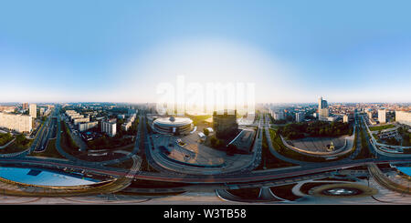 Panorama esférico de amanecer en Katowice. Imagen esférica completa de 360 grados.