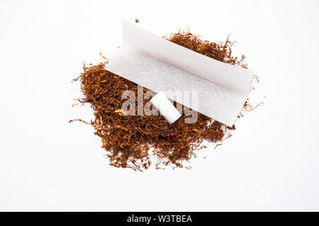 Mano el tabaco de liar, papel y filtros para hacer los cigarrillos en  madera rústica Fotografía de stock - Alamy