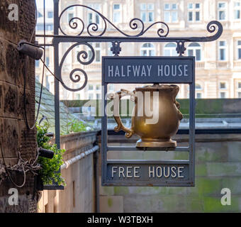La Halfway House, una casa pública en Fleshmarket Close, Edimburgo, Escocia.