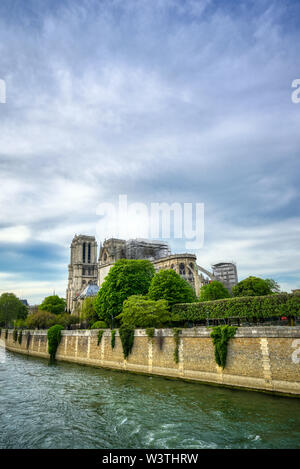 La Catedral de Notre Dame en el río Sena en París, Francia, después de que el fuego, el 15 de abril de 2019. Foto de stock