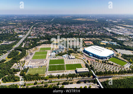 Vista aérea de la Veltinsarena ARENAPARK Schalke, Schalke y los terrenos de entrenamiento con el viejo Parkstadion y Hotel Courtyard Gelsenkirchen Reha-Klini Foto de stock