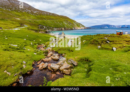 Keem Bahía y a la playa en el Atlántico salvaje en la isla Achill en el condado de Mayo, Irlanda Foto de stock