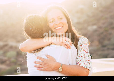 El amor y la amistad, concepto tcon par de mujeres jóvenes amigos abrazos y sonriendo con amor - diversidad de personas caucásicas - alternativa amor - su Foto de stock