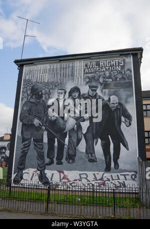 Mural republicana conmemora el "domingo sangriento" en el área de Bogside de Derry, Irlanda del Norte Foto de stock