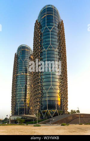 Abu Dhabi, Emiratos Árabes Unidos - 14 de abril, 2017: Al Bahr Torres - Torres pareadas - rascacielos construido por el arquitecto Jean Nouvel Foto de stock