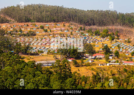 Vista panorámica del pueblo típico con coloridas casas dispuestas en forma geométrica, Swazilandia, Sudáfrica