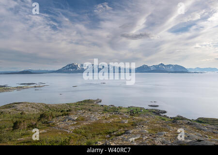La isla noruega de Andoya aparece en la distancia como se ve desde la cima de una montaña en la isla de Senja. Foto de stock