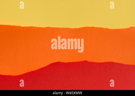Piezas coloridas de papel rasgado textura de fondo: rojo, naranja, amarillo Foto de stock