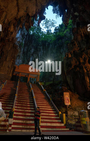 Las Cuevas Batu Kuala Lumpur / Malasia : La escalera que conduce a un templo hindú en la cueva de Las Cuevas de Batu Malasia. Foto de stock