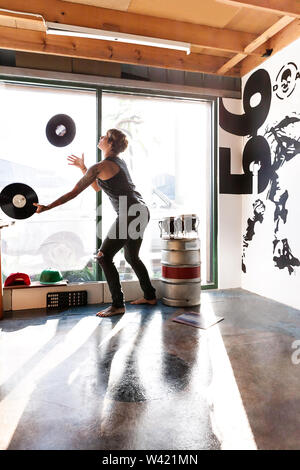 Mulher Da Tatuagem Com O Disco Do Registro De Vinil Da Música Com Jogador  Foto de Stock - Imagem de etiqueta, entretenimento: 92935794