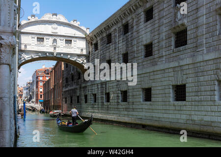 Vista del Puente de los Suspiros desde el río de Palazzo con el paso de turista disfrutar de paseos en góndolas, Venecia, Italia Foto de stock