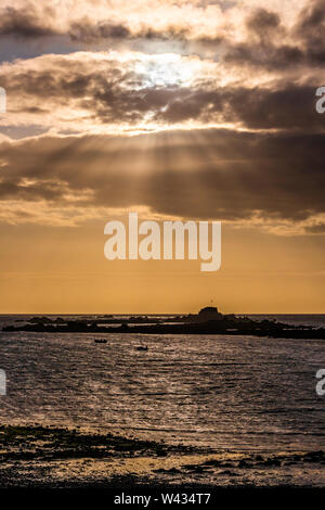 La puesta de sol sobre la bahía Cobo, Guernsey, Islas del Canal UK