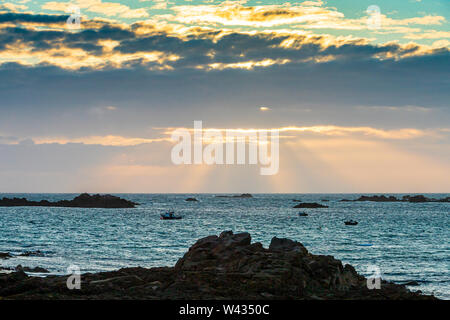La puesta de sol sobre la bahía Cobo, Guernsey, Islas del Canal UK