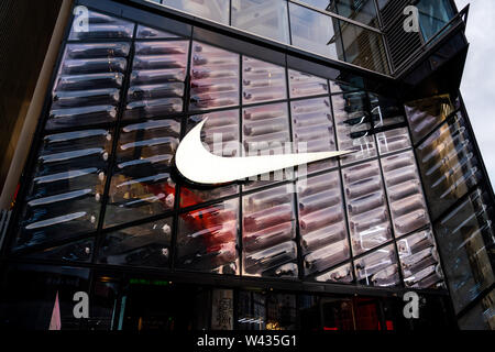 Terminología Humedal paz Logo de Nike, una empresa multinacional de América fabricar calzado,  prendas de vestir, equipos y accesorios Fotografía de stock - Alamy