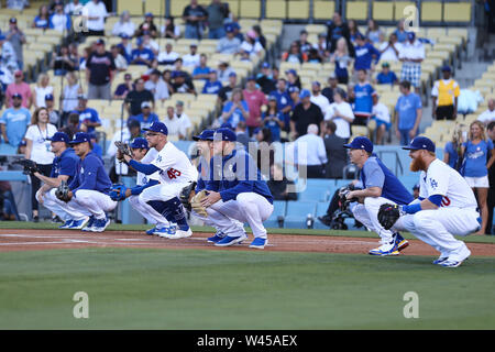 Los Angeles, CA, EE.UU. El 19 de julio, 2019. Ocho jugadores Dodger prepararse para los ocho primeros pasos durante el juego entre los Marlins de Miami y los Dodgers de Los Angeles en el Dodger Stadium en Los Angeles, CA. (Foto por Peter Joneleit) Credit: csm/Alamy Live News
