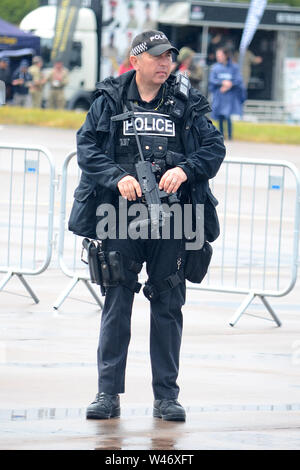 Un oficial de la policía británica sosteniendo un axón taser x2