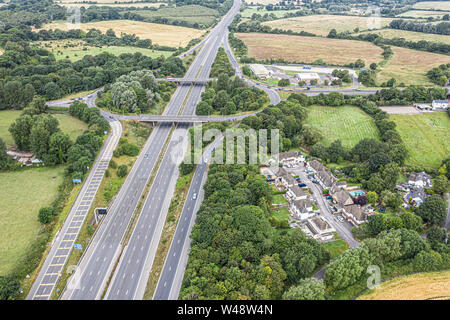 SWINDON UK - Julio 21, 2019: Vista aérea de la juntion M4 existente 15 cerca de Swindon antes de mejora de trabajo comienza a finales de este año Foto de stock